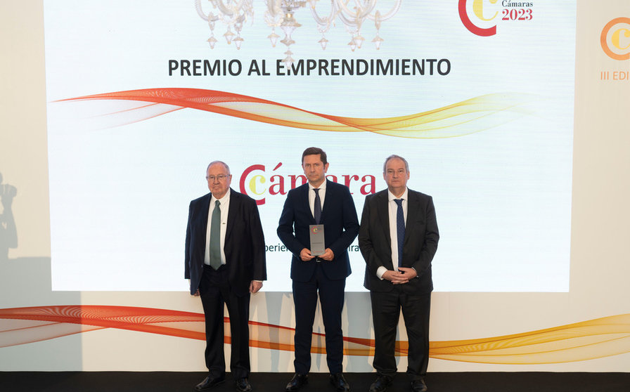 El director general de la Cámara de A Coruña, Manuel Galdo, entre el presidente de la Cámara de España, José Luis Bonet, y el ministro de Industria, Jordi Hereu.
