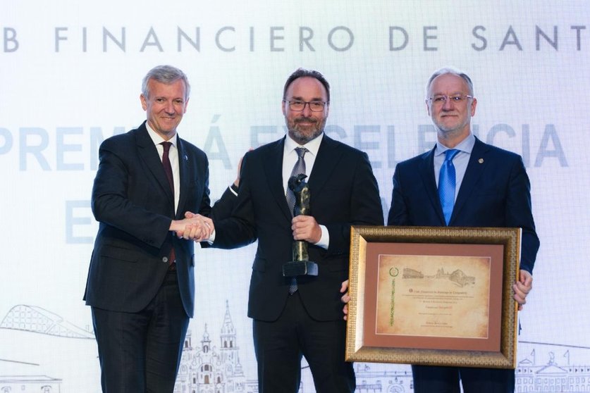 O presidente da Xunta, o director xeral de Limpezas Salgado e o presidente do Club Financiero de Santiago, no momento da entrega do premio./XUNTA.
